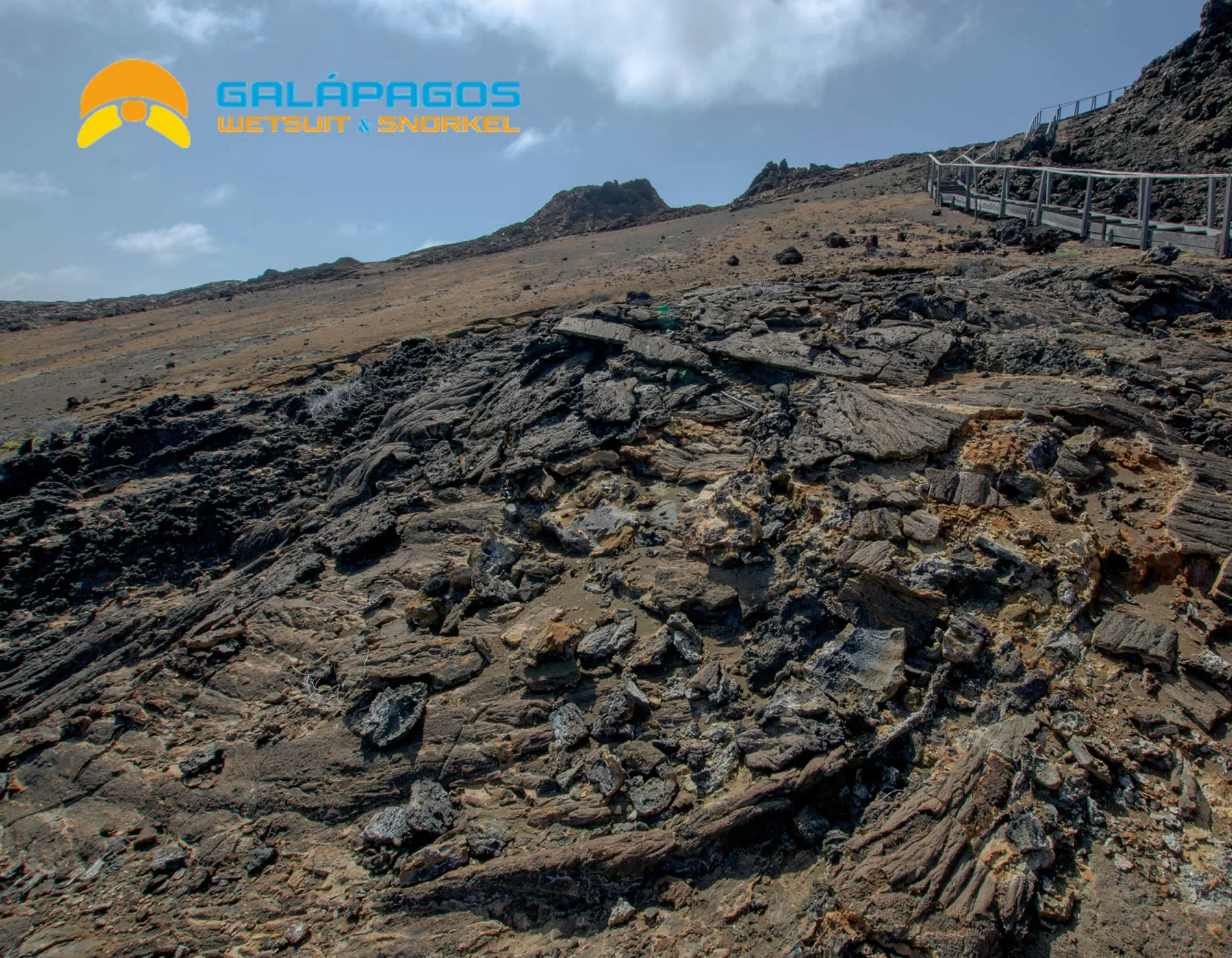 Diferentes tipos de lava seca são observados durante a caminhada.
